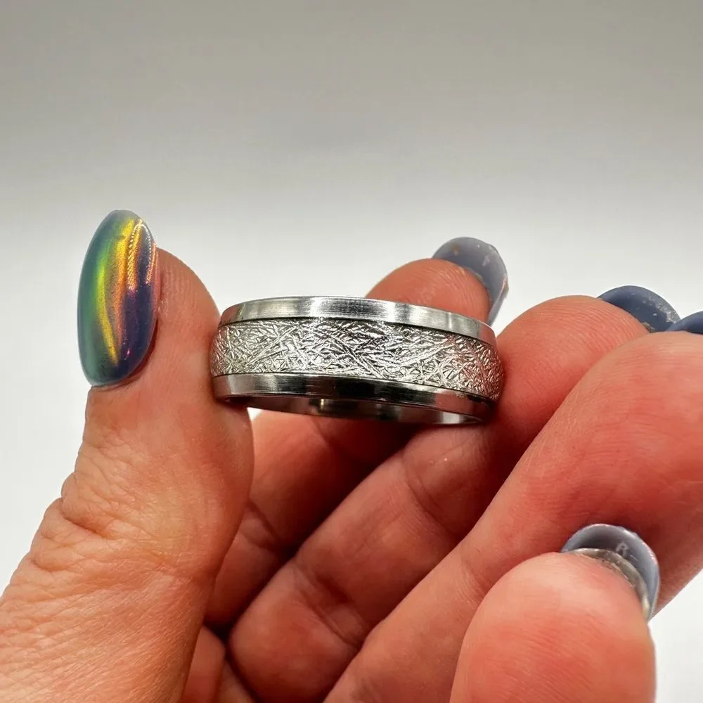 Size 13, Men's silver tone metal ring with resin/high shine‎ silver scroll work!